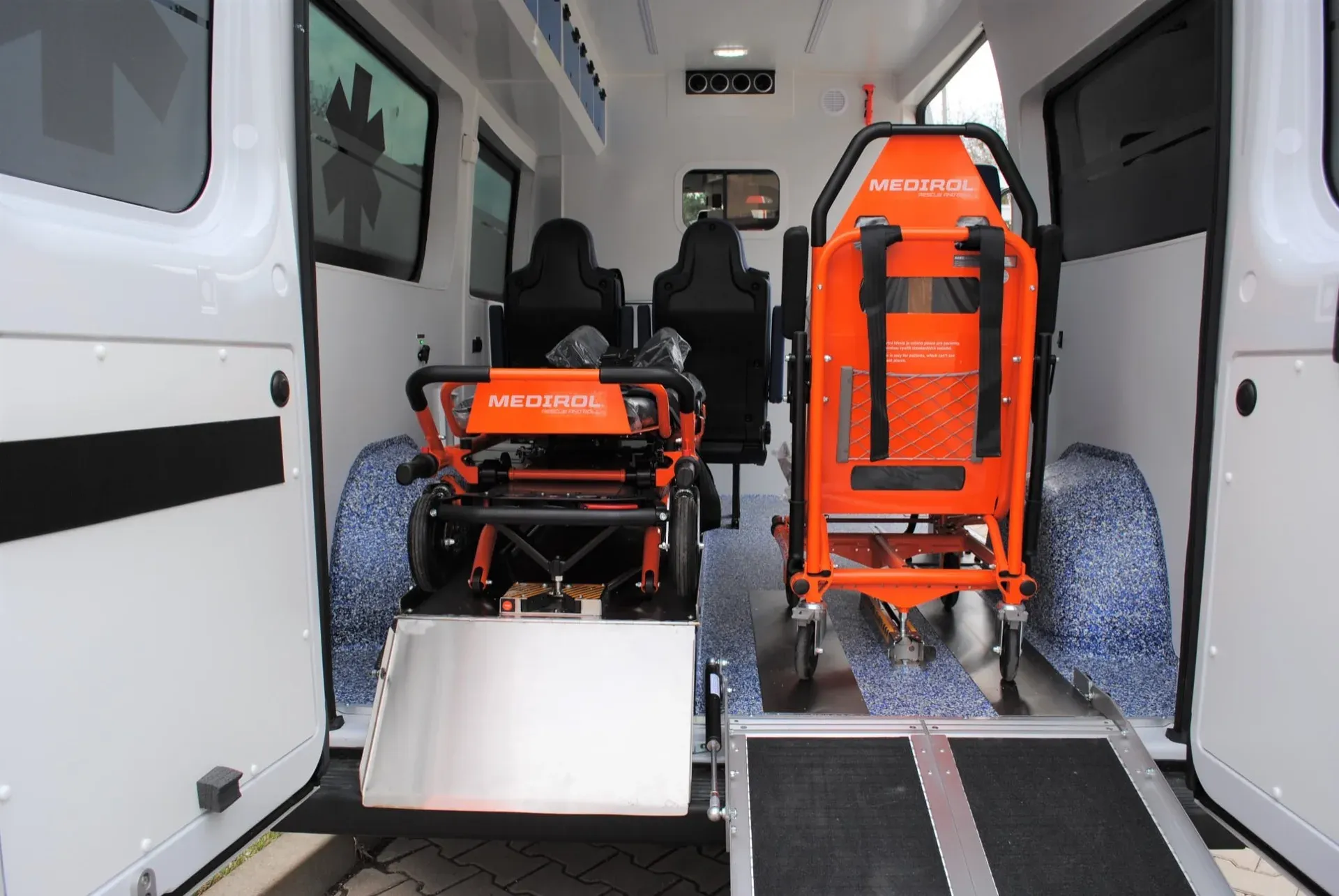 Nové sanitky pro kladenskou nemocnici - Kladno